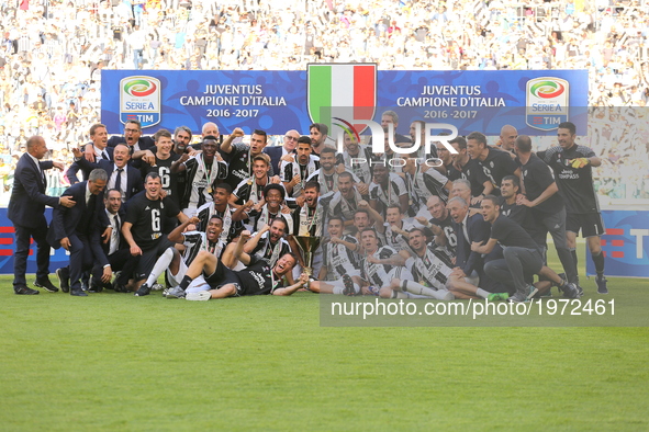 Juventus players celebrate the victory of the italian championship 2016/17 after the Serie A football match between Juventus FC and FC Croto...