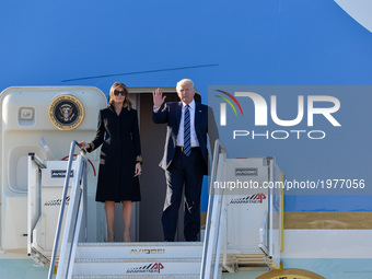 US President Donald Trump and First Lady Melania Trump step off Air Force One upon arrival at Rome's Fiumicino Airport on May 23, 2017. Dona...