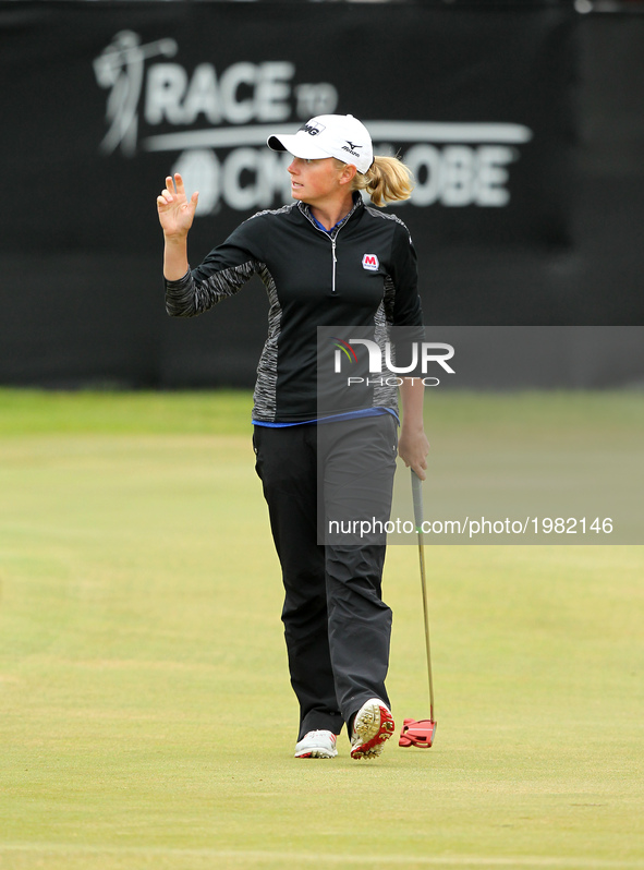 Stacy Lewis of the United States acknowledge the crowd after her birdie shot on the 18th green during the first round of the LPGA Volvik Cha...