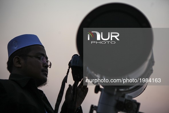 Indonesian muslim hold a Rukyatul Hilal to see the new crescent moon that determines the start of Ramadan in Jami Musyari'in Mosque, Jakarta...