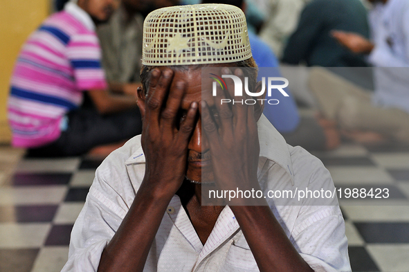 Indian Muslim pray at the historical Tipu Sultan Masque to break their first Roza as the holy month of Ramadan begins, on May 28, 2017 in Ko...