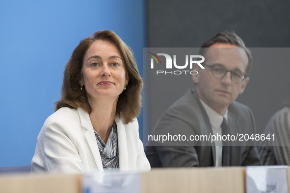 Justice Minister Heiko Maas (R) and Family Minister Katarina Barley (L) attend a news conference to illustrate the work of the party during...