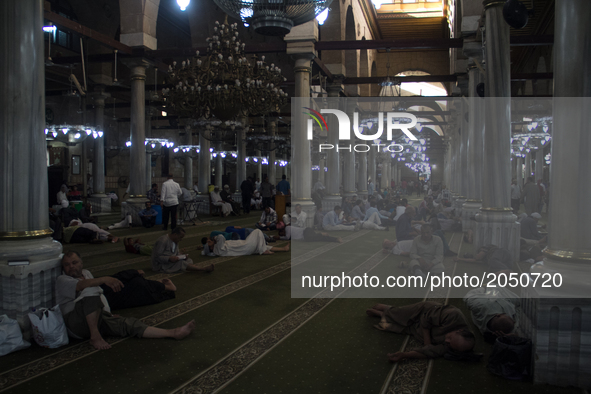 Muslims restes inside Al-Hussein Mosque in Cairo during the Holy month of Ramadan on June 13, 2017 