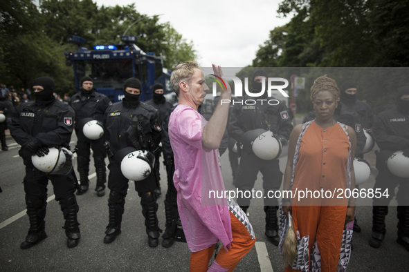 Germany, Hamburg: actors perform in front of German riot police during  the 'Hamburg Shows Attitude' demonstration in Hamburg, Germany,  on...