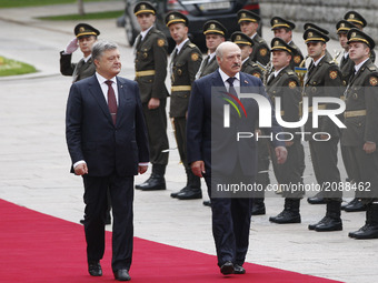 Belarussian President Alexander Lukashenko (R) and Ukrainian President Petro Poroshenko (L) during a meeting in Kiev, Ukraine, 21 July , 201...