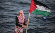 ITA: Palestinesi si divertono sulle piccole imbarcazioni turistiche all'interno del porto...