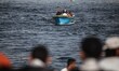 ITA: Palestinesi si divertono sulle piccole imbarcazioni turistiche all'interno del porto...