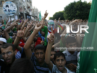 RAFAH, GAZA STRIP, PALESTINE - AUGUST 17:  Palestinian supporters of the Islamist Hamas movement shout slogans during a demonstration in sup...