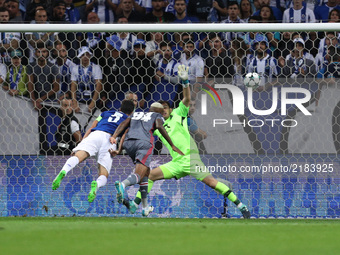 Besiktas' midfielder Talisca (C) score a goal during the FC Porto v Besiktas - UEFA Champions League Group G round one match at Dragao Stadi...