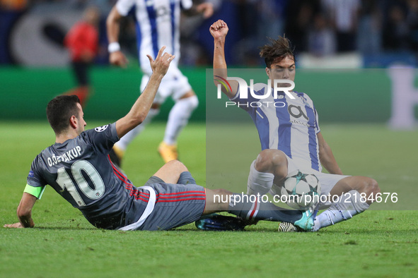 Porto's Spanish midfielder Oliver Torres (R) vies with Besiktas' midfielder Oguzhan Ozyakup (L) during the FC Porto v Besiktas - UEFA Champi...
