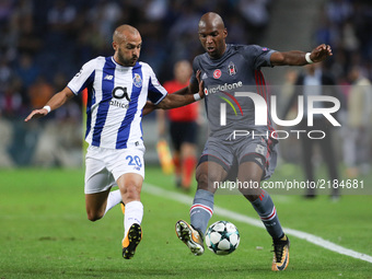 Besiktas' midfielder Atiba Hutchinson (R) in action with Porto's Portuguese midfielder Andre Andre (L) during the FC Porto v Besiktas - UEFA...