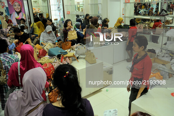 Visitors hunt scramble discon clothing and shoes at the outlet of Matahari mall Jakarta, Indonesia, in September, 17,2017. Big Discount is d...