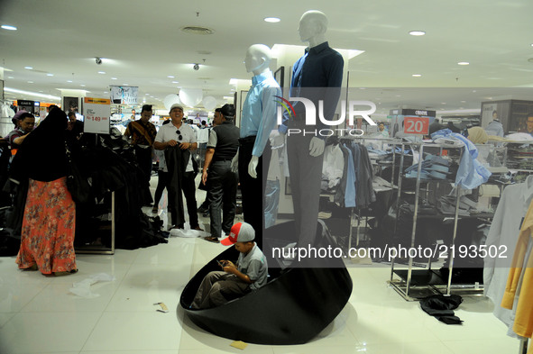 Visitors hunt scramble discon clothing and shoes at the outlet of Matahari mall Jakarta, Indonesia, in September, 17,2017. Big Discount is d...