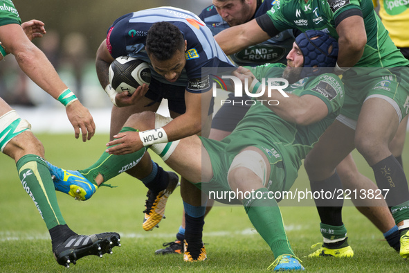 Willis Halaholo of Cardiff tackled by John Muldoon of Connacht during the Guinness PRO14 Conference A match between Connacht Rugby and Cardi...