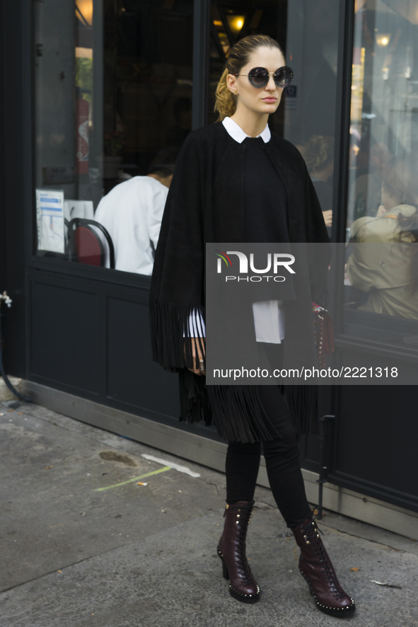 A guest poses during Paris Fashion Week Womenswear SS18 on September 26, 2017 in Paris, France.  