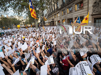 More than 400.000 people march in the streets of Barcelona, Spain, on 21 October 2017 to demand freedom for the 2 independence leaders jaile...