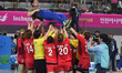 (141001) -- INCHEON, Oct. 1, 2014 () -- Players of South Korea throw their coach into the...