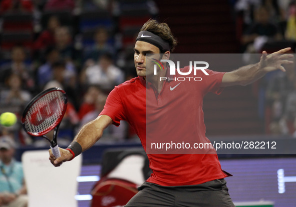 (141009) -- SHANGHAI, Oct. 9, 2014 () -- Switzerland's Roger Federer returns the ball during the men's singles third round match against Spa...