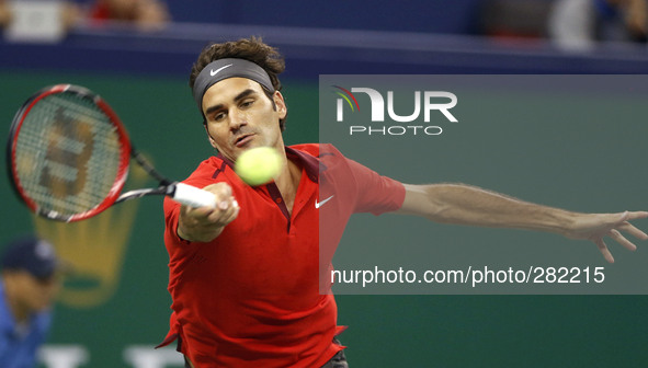 (141009) -- SHANGHAI, Oct. 9, 2014 () -- Switzerland's Roger Federer returns the ball during the men's singles third round match against Spa...