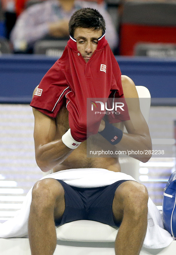 (141009) -- SHANGHAI, Oct. 9, 2014 () -- Serbia's Novak Djokovic changes his shirt during the men's singles third round match against Kazakh...