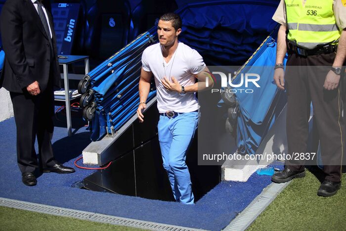 Liga: Real Madrid vs Osasuna 4-2, Mourinho greets the Real Madrid