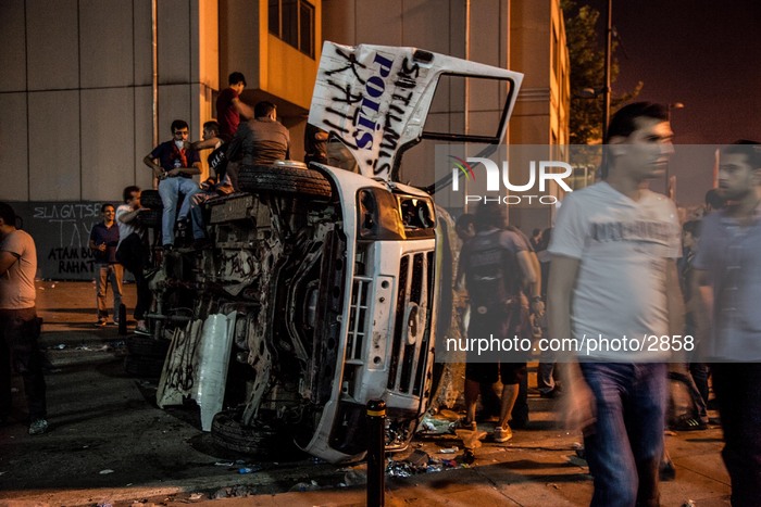 Clashes in Istanbul: chaos and blood, at least two dead