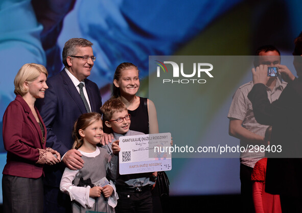 Polish President, Bronisław Komorowski takes a souvenit picture with one of the three families who received the Large Family Card.
ICE KRAKÓ...