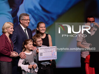Polish President, Bronisław Komorowski takes a souvenit picture with one of the three families who received the Large Family Card.
ICE KRAKÓ...
