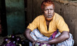 Dacca (Bangladesh), 23 Novembre, 2011 - Commerciante di melanzane al mercato ortofrutticol...