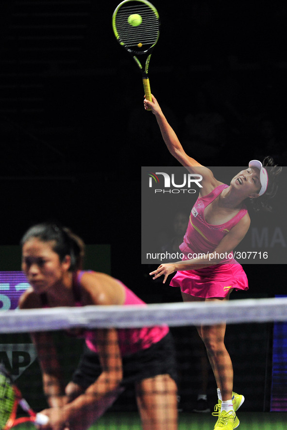(141026) -- SINGAPORE, Oct. 26, 2014 () -- Peng Shuai (R) of China serves the ball during the doubles final match of WTA Finals with Hsieh S...