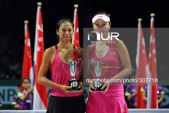 (141026) -- SINGAPORE, Oct. 26, 2014 () -- Peng Shuai (R) of China and Hsieh Su-Wei of Chinese Taipei pose for photograph during the awardin...
