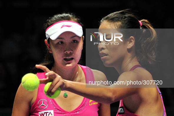 (141026) -- SINGAPORE, Oct. 26, 2014 () -- Peng Shuai (L) of China talks with Hsieh Su-Wei of Chinese Taipei during the doubles final match...