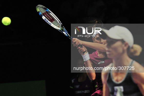 (141026) -- SINGAPORE, Oct. 26, 2014 () -- Sania Mirza (L) of India hits a return during the doubles final match of WTA Finals with Cara Bla...