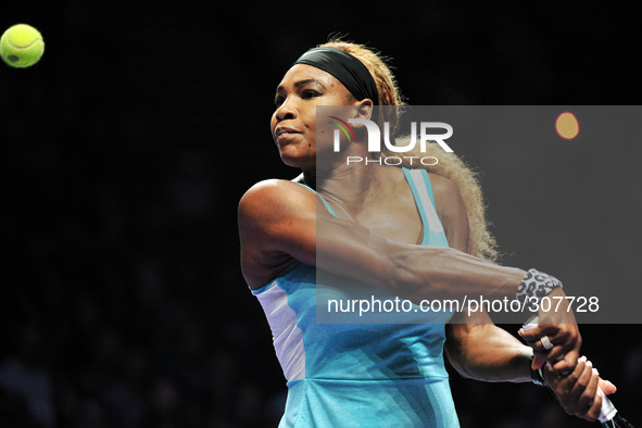(141026) -- SINGAPORE, Oct. 26, 2014 () -- Serena Williams of the United States hits a return during the women's singles final match of WTA...