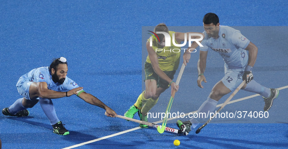 (141214) -- BHUBANESWAR, Dec. 14, 2014 () -- Jacob Whetton (C) of Australia competes with Sardar Singh (L) and Raghunath Vokkaliga of India...