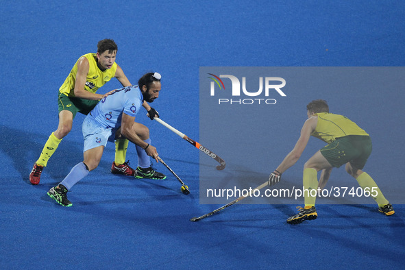 (141214) -- BHUBANESWAR, Dec. 14, 2014 () -- Sardar Singh (C) of India controls the ball as he faces Australian defence during the bronze me...
