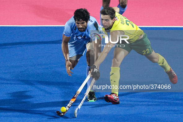 (141214) -- BHUBANESWAR, Dec. 14, 2014 () -- Flynn Ogilvie (R) of Australia and Rupinder Singh of India compete during the bronze medal matc...
