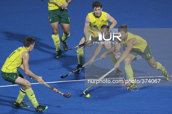(141214) -- BHUBANESWAR, Dec. 14, 2014 () -- Ramandeep Singh (2nd R) of India faces the Australian defence during the bronze medal match bet...