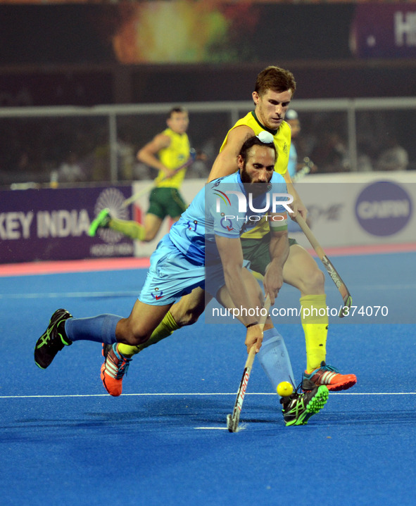 (141214) -- BHUBANESWAR, Dec. 14, 2014 () -- Sardar Singh (L) of India dribbles during the bronze medal match between India and Australia of...