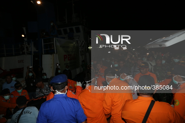 Victim Body evacuated from Pumai Harbour. Pumai-Kalimantan. 31 Dec 2014 