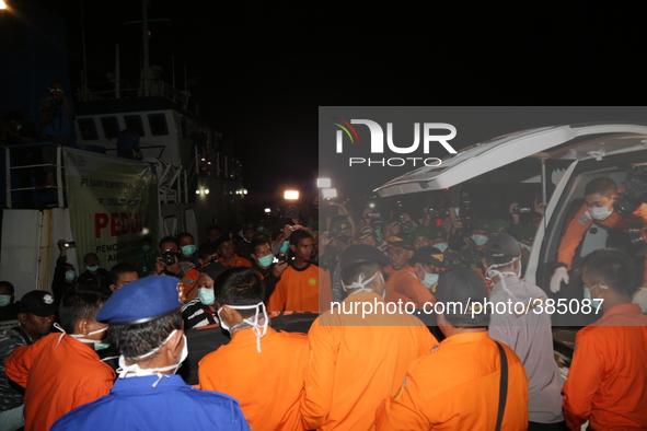 Victim Body evacuated from Pumai Harbour. Pumai-Kalimantan. 31 Dec 2014 