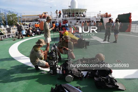 Indonesia Special Navy prepared for evacuated at the sea from Pumai Harbour-Kalimantan. Jan 1st 2015 