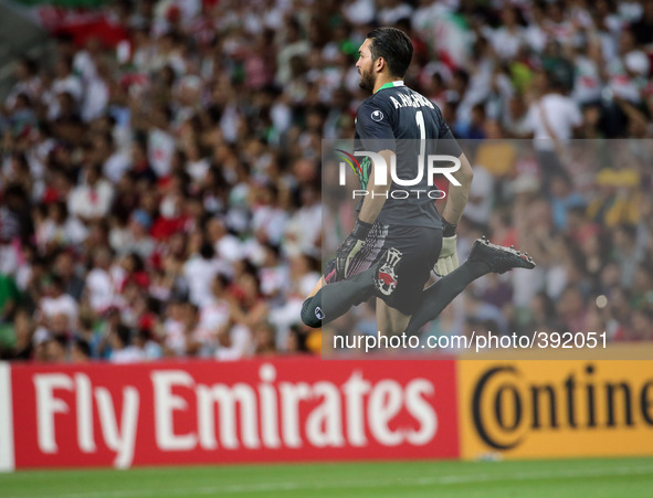 (150111) -- MELBOURNE, Jan. 11, 2015 () -- Ali Reza Haghighi of Iran warms up before a Group C match against Bahrain at the AFC Asian Cup in...