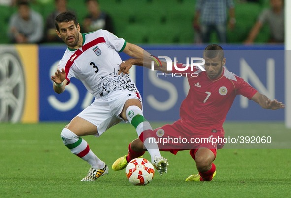 (150111) -- MELBOURNE, Jan. 11, 2015 () -- Ehsan Haji Safi (L) of Iran vies with Abdulwahab Ali Alsafi of Bahrain during a Group C match at...