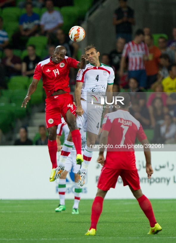 (150111) -- MELBOURNE, Jan. 11, 2015 () -- Jalal Hosseini (L) of Iran vies with Jaycee John Okwunwanne of Bahrain during a Group C match at...