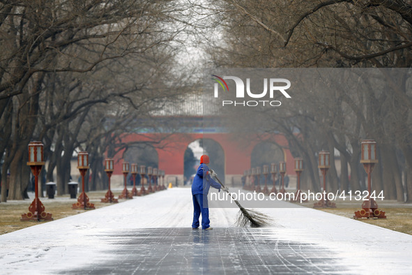 (150129) -- BEIJING, Jan. 29, 2015 () -- A staff member sweeps snowy road at the Temple of Heaven in Beijing, capital of China, Jan. 29, 201...