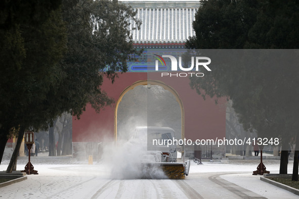 (150129) -- BEIJING, Jan. 29, 2015 () -- Staff members clear off snow at the Temple of Heaven in Beijing, capital of China, Jan. 29, 2014. A...