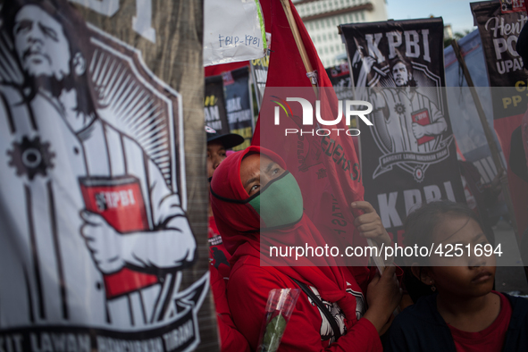 Indonesian worker listen to the oration during May Day rally in Jakarta on May 1, 2019.  Thousands of Indonesian workers are urging the gove...