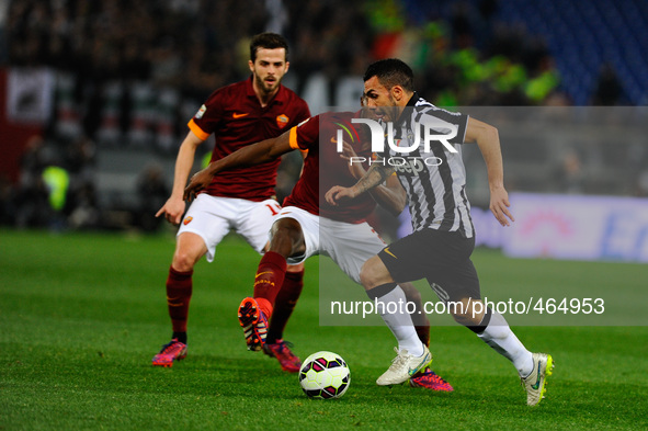 Tevez e Mapou during the Serie A match between AS Roma and Juventus FC at Olympic Stadium, Italy on March 02, 2015. 