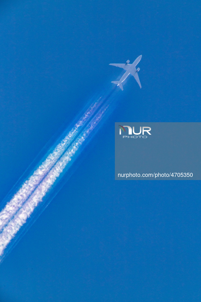 United Airlines Boeing 777 Overfly With Rare Aerodynamic And Rainbow Contrails